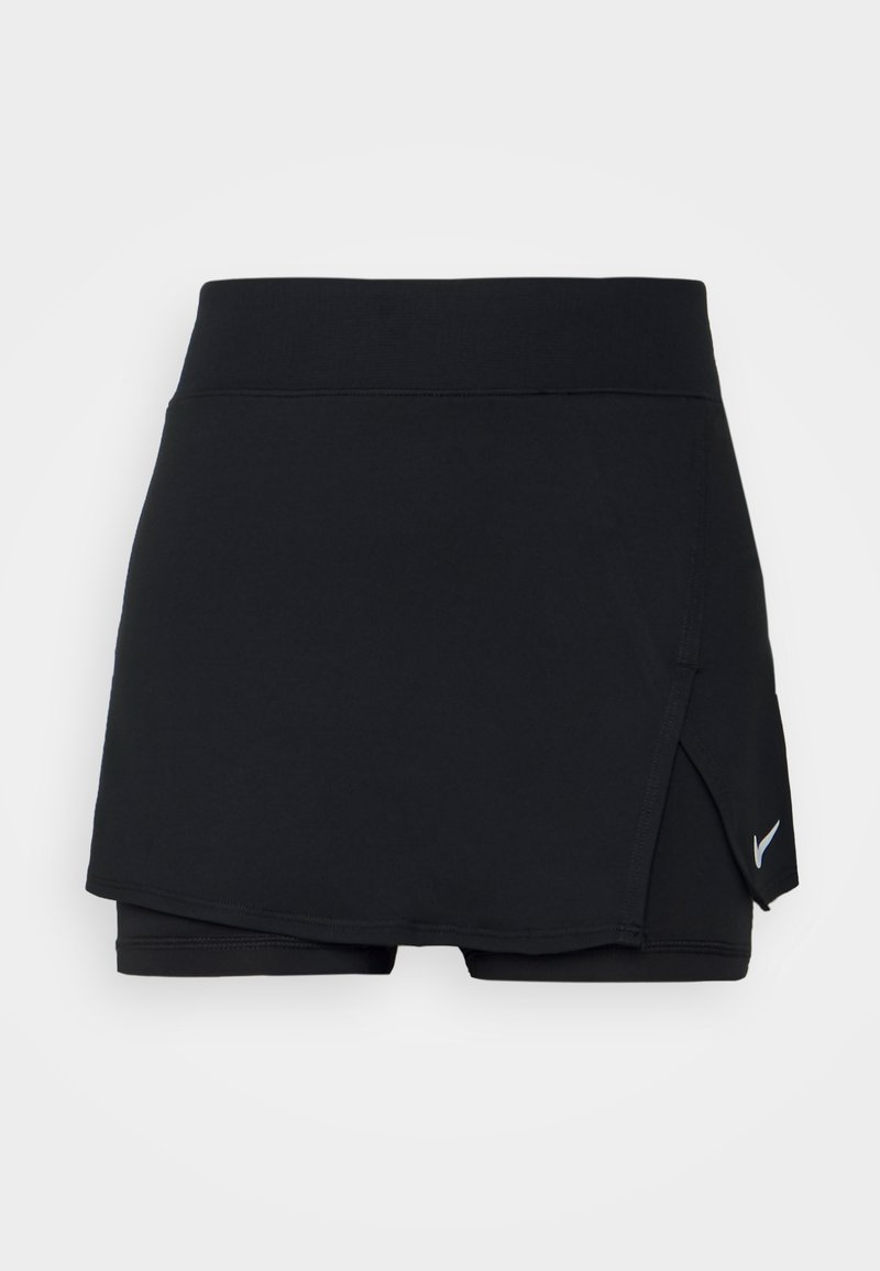 Skort desportivo preto feito de tecido leve, com uma cintura elástica, calções incorporados e uma fenda lateral com um pequeno detalhe de logotipo.