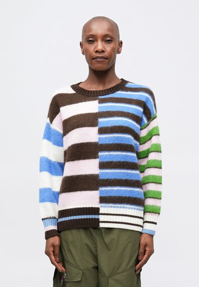 Maglione a righe multicolore con tessuto morbido, scollo rotondo e sezioni distintive di motivi marroni, blu, verdi e rosa.