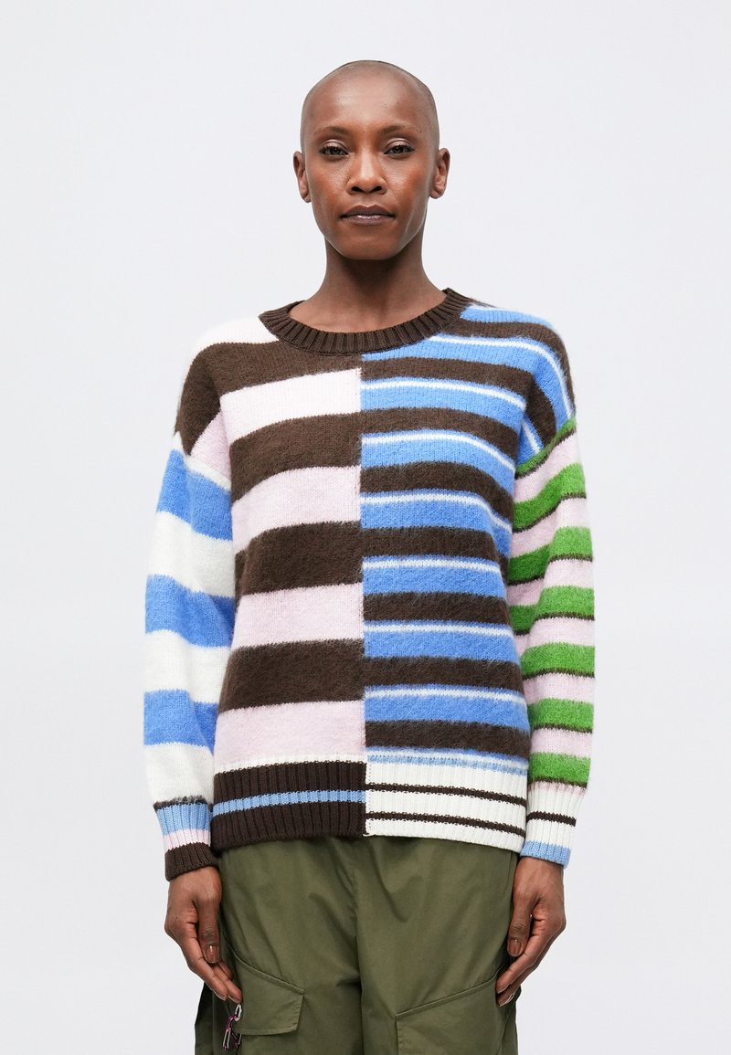 Pulover multicolor cu dungi, realizat dintr-un material moale, cu gât rotund și secțiuni distincte cu modele de maro, albastru, verde și roz.