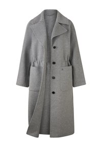 Grå uldfrakke med reverskrave, lange ærmer og bælte i taljen. Har to forlommer og fem sorte knapper foran.