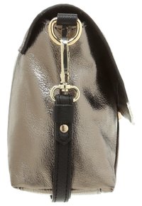 Metaliczna skórzana torebka w kolorze srebrnym i czarnym, o strukturalnym kształcie, z odpinanym paskiem i akcentami z złotego metalu.