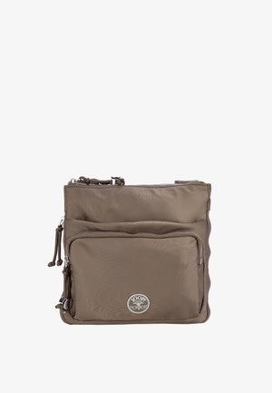 Hnedá nylonová crossbody taška s dvoma zipsovými vreckami, nastaviteľným popruhom a okrúhlym logom na prednej strane. Hladká textúra, kompaktný dizajn.