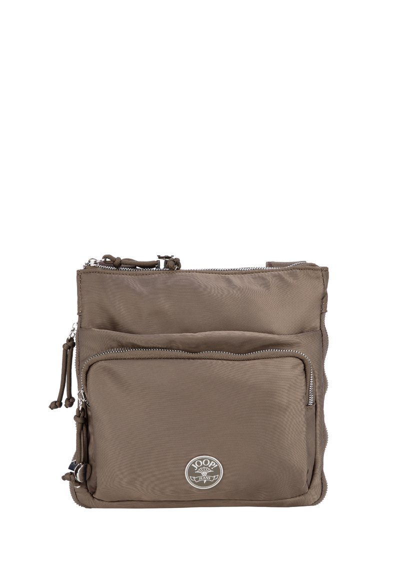 Hnedá nylonová crossbody taška s dvoma zipsovými vreckami, nastaviteľným popruhom a okrúhlym logom na prednej strane. Hladká textúra, kompaktný dizajn.