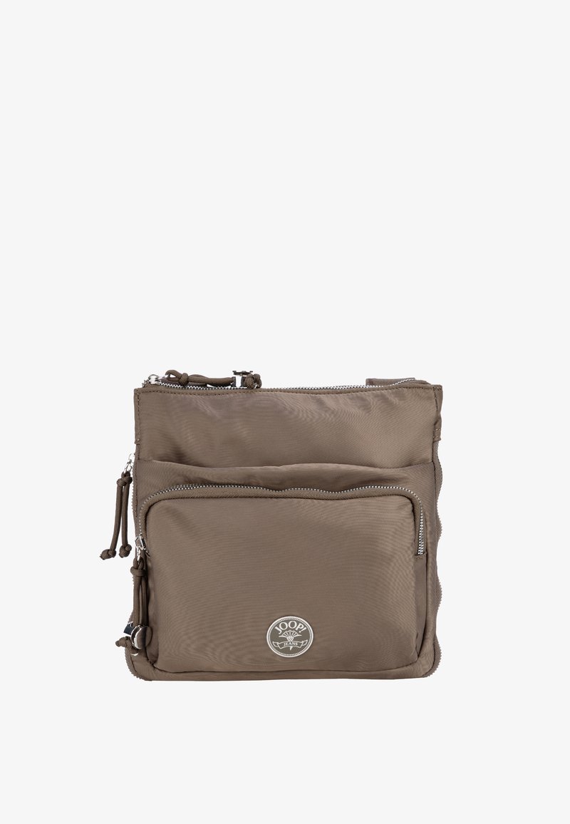 Ruskea nailoninen olkalaukku, jossa on kaksi vetoketjullista taskua, säädettävä hihna ja pyöreä logo etuosassa. Sileä pinta, kompakti muotoilu.