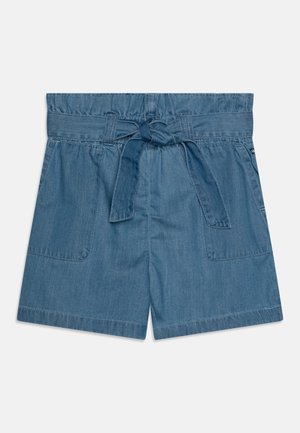 Shorts de mezclilla en azul claro, con una cintura fruncida y un cinturón atado, dos bolsillos frontales y un corte relajado con bordes rematados.