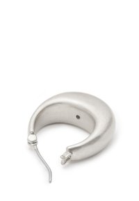Boucles d'oreilles en métal argenté en forme d'anneau, avec une forme ronde et lisse. Équipées d'une fermeture par charnière et d'un petit cran pour la sécurité. Fini mat sans embellissements.