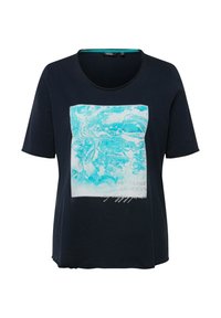 Námořnická modrá bavlněná tričko s krátkým rukávem, zdobené čtvercovou grafikou v bílé a tyrkysové barvě, s textem na spodní straně v světle šedé.