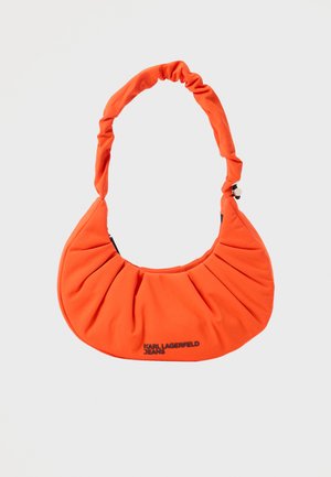 Φωτεινή πορτοκαλί τσάντα χειρός σε σχήμα ημισέληνου με ρυτιδωμένο ύφασμα και επενδεδυμένο λουρί, με το λογότυπο "Karl Lagerfeld Jeans" στο μπροστινό μέρος.