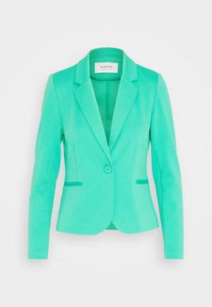 Blazer turchese con design aderente, chiusura con un solo bottone, revers a punta e tasche laterali. Realizzato in tessuto testurizzato.