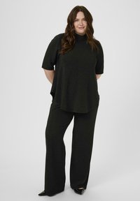 Zwart, gestructureerd, kort mouwtop met een hoge hals, gecombineerd met bijpassende, loose-fitting broeken. Beide items hebben een subtiele glans.