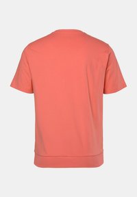 Koralfarvet bomulds t-shirt, kortærmet, rund hals, lige snit, glat tekstur, ensfarvet uden mønstre eller accenter.