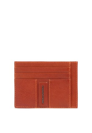 Porte-cartes en cuir marron avec plusieurs fentes horizontales et une plaque métallique avec logo au centre du panneau avant.