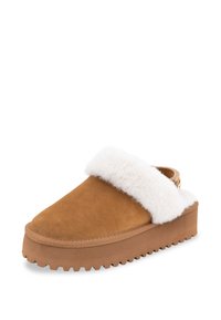 Scarpa slip-on in suede marrone con una fascia in shearling bianco e una suola piatta spessa e testurizzata caratterizzata da un design del battistrada robusto.
