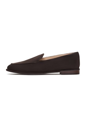 Crne loafers cjelovite tkanine s glatkim gornjim dijelom, šiljastim vrhom i niskim drvenim potplatom. Ima jednostavan dizajn koji se lako navlači, bez vidljivog hardvera ili ukrasa.