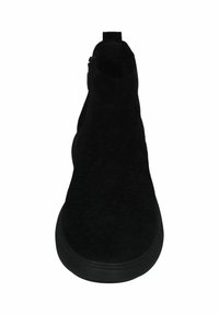 Zwarte suede enkellaars met ronde neus, dikke zool, zijrits en een treklipje aan de achterkant, bekeken vanuit de voorkant.