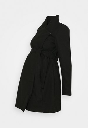 Zwarte knielange jas met brede kraag en stoffen riem gestrikt in de taille, getoond op een hoofdloze paspop tegen een witte achtergrond.