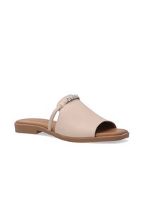 Beige åben tå slide sandal, lavet af glat læder. Har en lav hæl og dekorative rhinsten accenter på remmen.