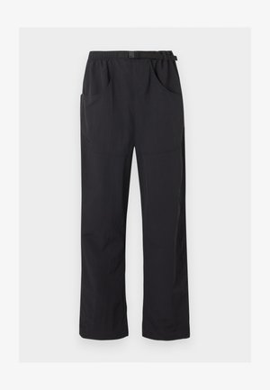 Černé kalhoty s rovnými nohavicemi, elastickým pasem a nastavitelným opaskem s přezkou, vybavené předními a bočními kapsami.