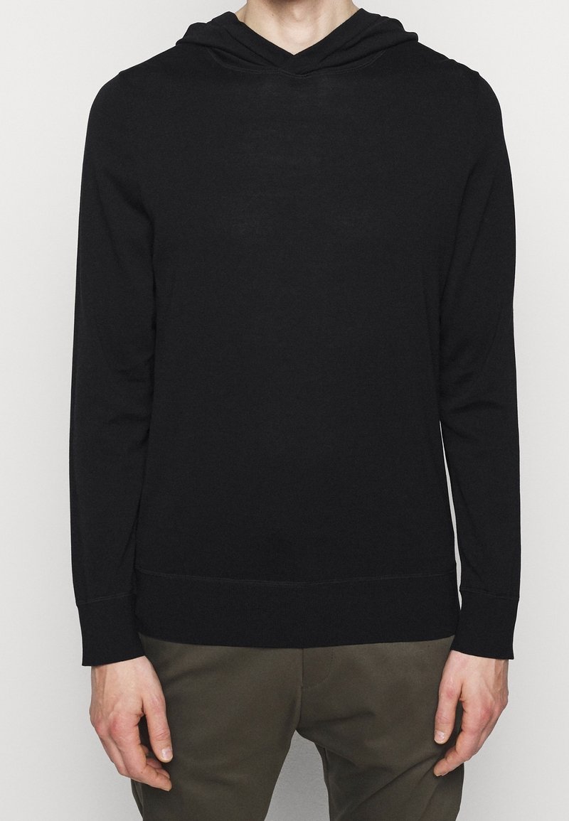 Felpa nera con cappuccio e maniche lunghe, realizzata in tessuto morbido. Presenta un design a V e polsini e orlo a coste. Nessun motivo o accentuazione.