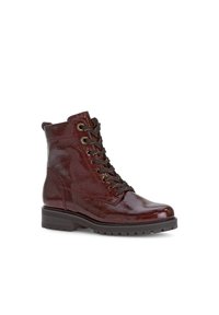 Bottines en cuir verni bourgogne avec une finition brillante, bout rond, design à lacets à l'avant et semelles texturées pour une meilleure adhérence.