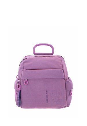 Piccolo zaino in tessuto viola con manico, tasche anteriori e laterali con cerniera e un'etichetta attaccata alla chiusura lampo.