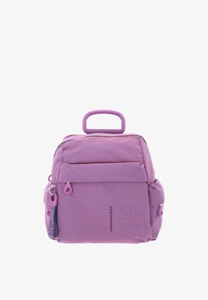 Piccolo zaino in tessuto viola con manico, tasche anteriori e laterali con cerniera e un'etichetta attaccata alla chiusura lampo.