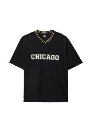 Schwarzes Kurzarm-V-Neck-Shirt mit beiger Einfassung und „CHICAGO“ in großen weißen Blockbuchstaben auf der Brust.