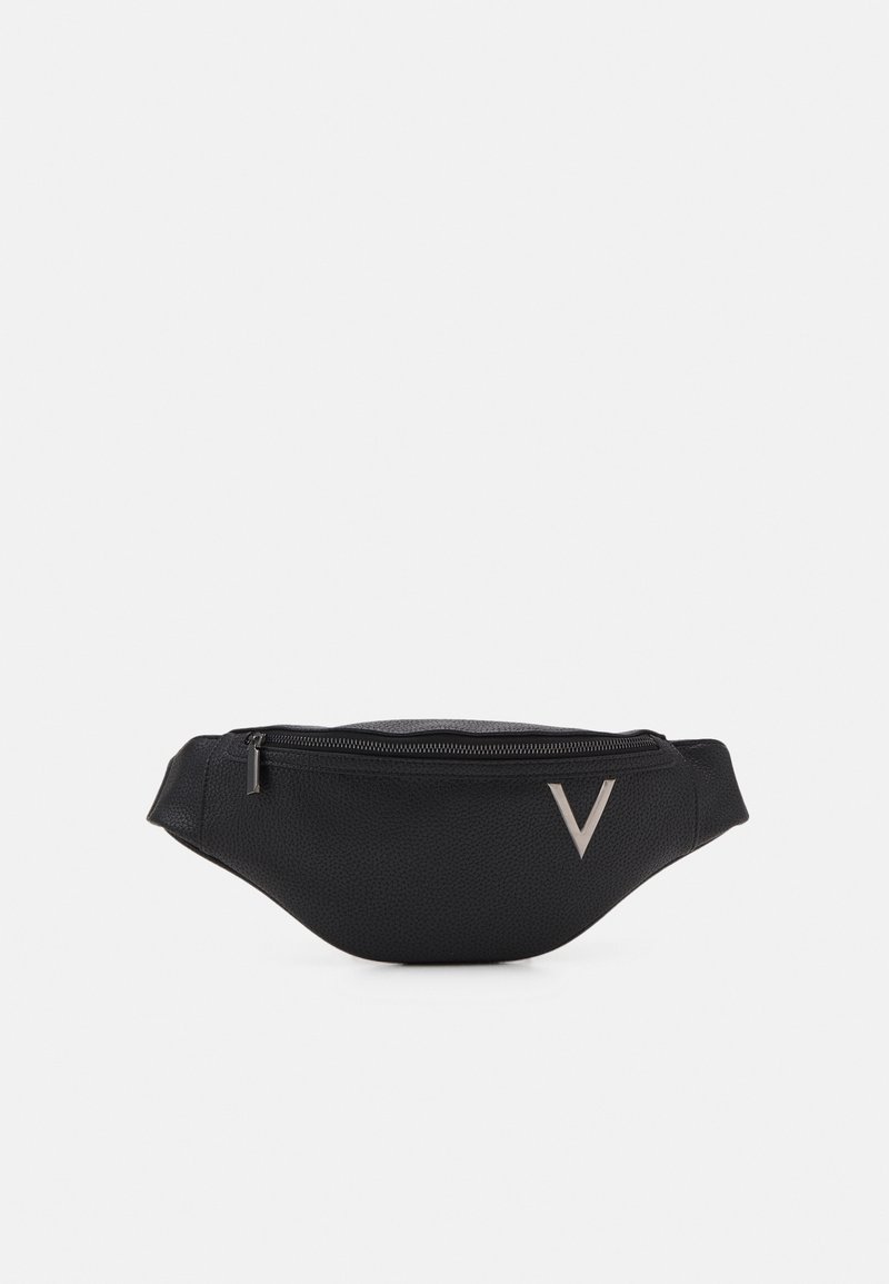 Schwarze strukturiert Leder-Gürteltasche mit Frontreißverschluss und Metall-„V“-Logo auf der rechten Seite, dargestellt vor weißem Hintergrund.