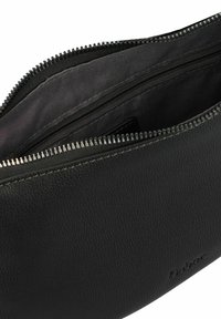 Funda de cuero negro con cierre de cremallera, que presenta una superficie texturizada y un forro interior. Sutil marca en el exterior.