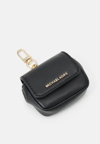 Portachiavi in pelle nera Michael Kors con chiusura a pattina e clip metallica dorata con logo sulla parte anteriore.