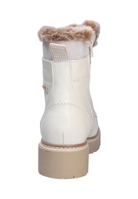 Bota de piel blanca con ribete de piel sintética, parte trasera texturizada y suela marrón claro. Presenta una cremallera lateral y acentos acanalados.