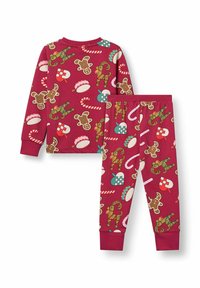 Rød pyjamas sæt med lange ærmer og bukser, prydet med pepperkagemænd, slikstænger og dekorationer i forskellige farver.