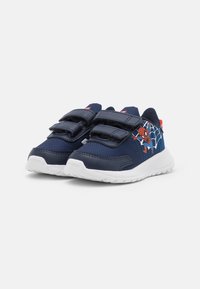 Baskets de sport bleu marine avec deux bandes velcro, semelle blanche et un graphique de Spider-Man présentant un design de toile sur le côté.