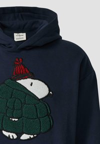 Marine hoodie met een grote, gestructureerde applicatie van een karakter gewikkeld in een groene deken en een rode gebreide muts. Zacht katoenen materiaal.