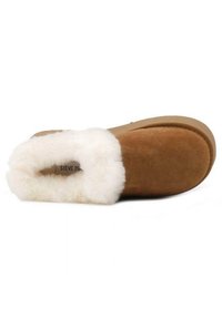Pantofole in suede marrone con un morbido bordo in pelliccia sintetica bianca, punta arrotondata e suola marrone liscia. Branding discreto visibile all'interno.
