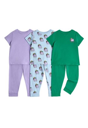 Tre sæt børnepyjamas med korte ærmer og bukser i lilla, lyseblå med cupcake-mønster og ensfarvet grøn.