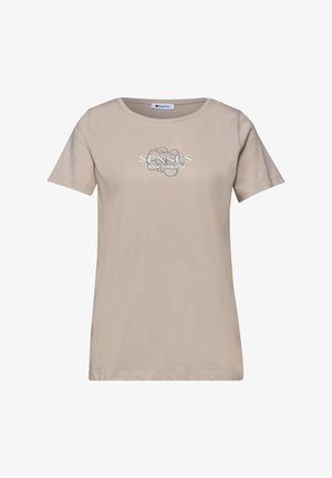 Beżowy T-shirt z krótkim rękawem i okrągłym dekoltem, z kwiatowym nadrukiem i napisem „SENSES La Vie Boutique” na środku przodu.