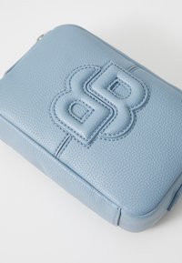 Borsa rettangolare in pelle di colore azzurro chiaro con texture a pelle d'oca, caratterizzata dal logo 'BB' in rilievo e cuciture a contrasto. Chiusura a zip sulla parte superiore.