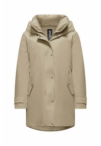Beige waterdichte jack met capuchon, drukknoopsluiting, twee zijzakken en een gladde textuur, voorzien van een ritssluiting en een hoge kraag.