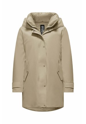Beige waterdichte jack met capuchon, drukknoopsluiting, twee zijzakken en een gladde textuur, voorzien van een ritssluiting en een hoge kraag.