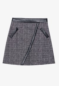 Mini sukně z tvídu s fialovým a černým vzorem, s černým koženým pasem a bočními kapsami s koženými detaily.