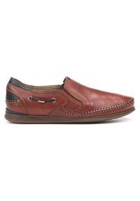 Heren instap schoenen van roodbruin leer, met stiksels en een zwartleren accent op de hak. Lichtgewicht rubberen zool.