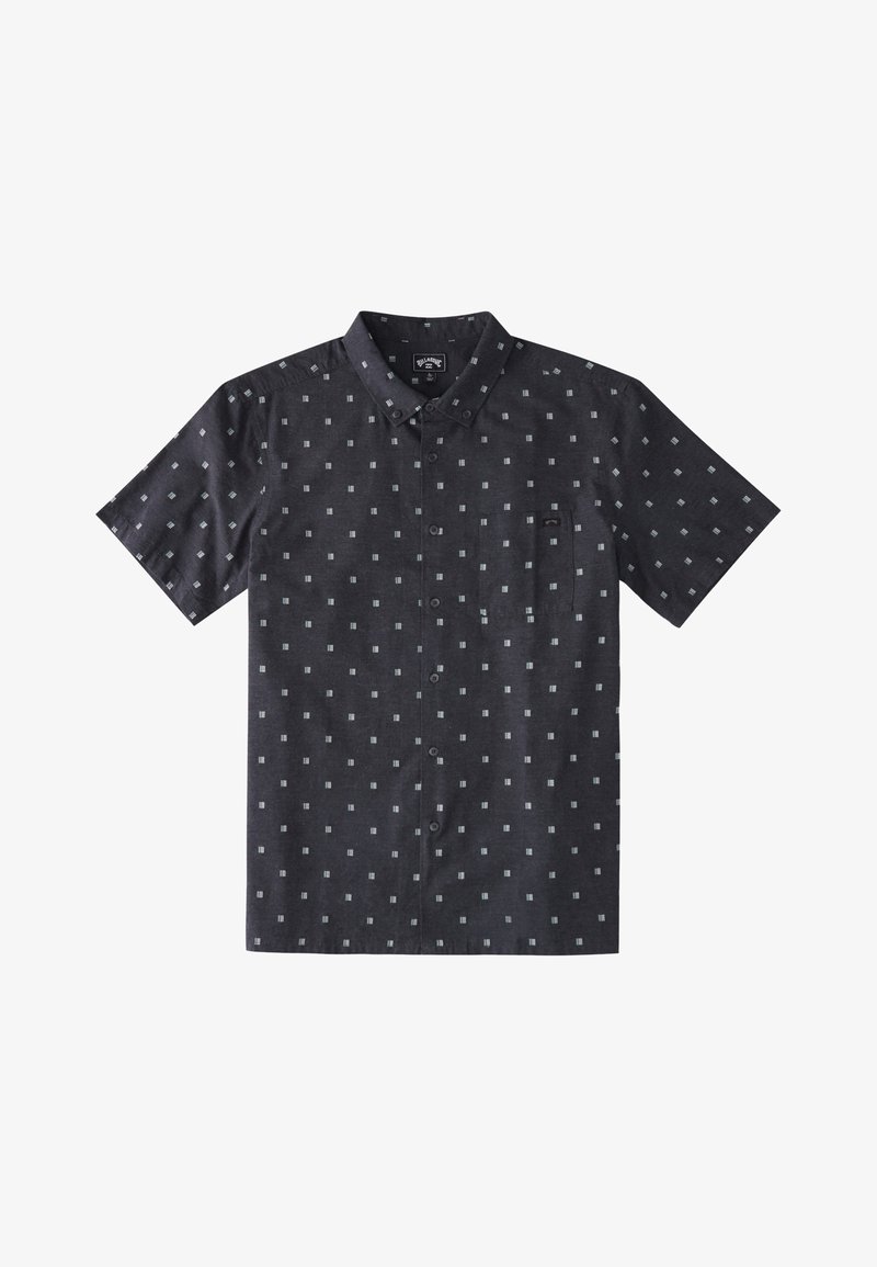Chemise noire à manches courtes avec petits motifs carrés gris clair et une poche poitrine sur fond blanc.