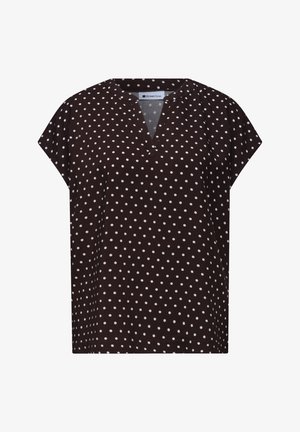 Sort kortærmet bluse med hvide polkaprikker, rund halsudskæring med et lille V-snit og løs pasform.