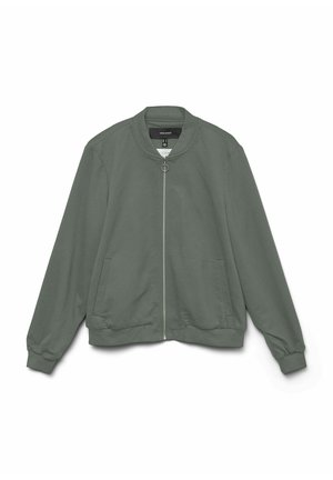 Chaqueta bomber verde fabricada en tejido suave, con cierre de cremallera, cuello redondo, dos bolsillos laterales y puños y dobladillo acanalados. Textura suave.