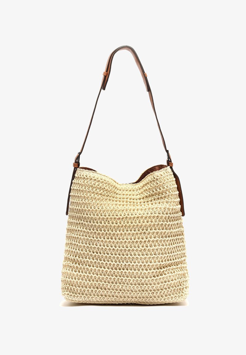 Nusietos šiaudinės petnešėlės krepšys su rudais odiniais akcentais ir apvaliu viršumi. Rodo tekstūruotą, natūralios smėlio spalvos paviršių su reguliuojamu diržu.