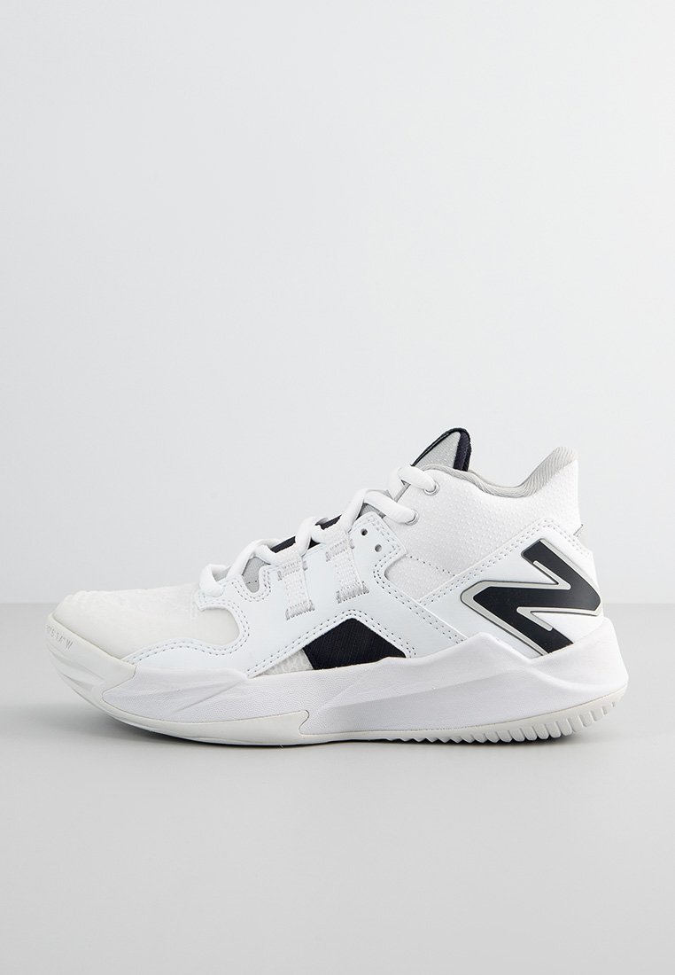 Bottine de sport blanche avec une surface texturée, des accents noirs et un logo réfléchissant. Présente un design à lacets et une semelle matelassée.