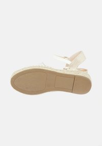 Sandalo con zeppa, upper intrecciato beige, cinturino alla caviglia regolabile e suola in gomma testurizzata. Presenta una suola intermedia avvolta in juta e una fodera morbida.