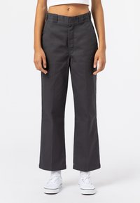 Pantaloni grigi a gamba larga realizzati in tessuto resistente, con vita alta, passanti per la cintura e una linea frontale pulita.