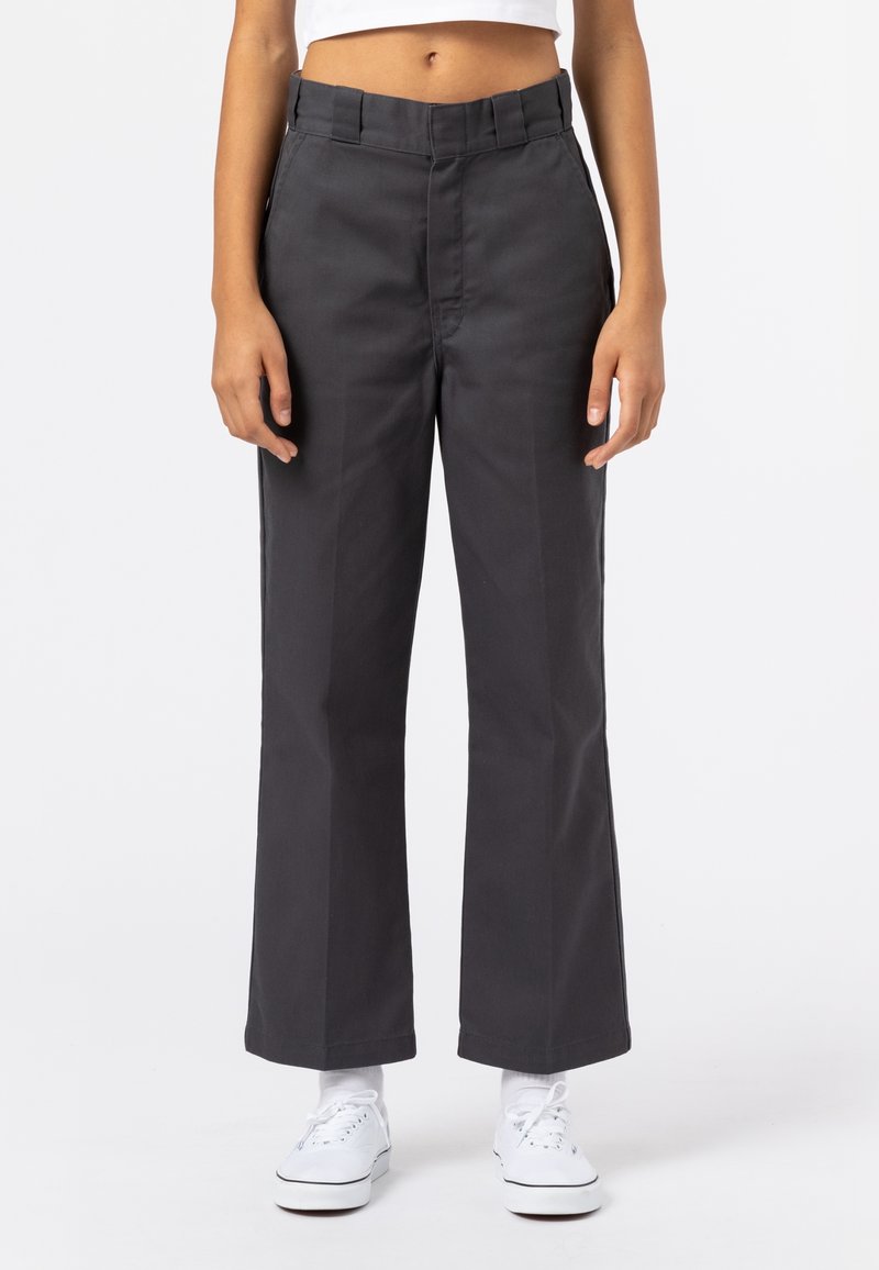 Pantaloni grigi a gamba larga realizzati in tessuto resistente, con vita alta, passanti per la cintura e una linea frontale pulita.